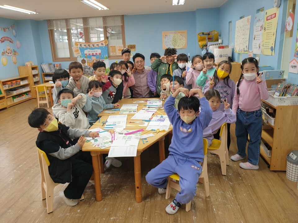 정형기(가운데) 국민의힘 경남 양산시갑 예비후보가 어린이들과 함께 즐거운 시간을 보내고 있다. (사진제공=정형기 예비후보)