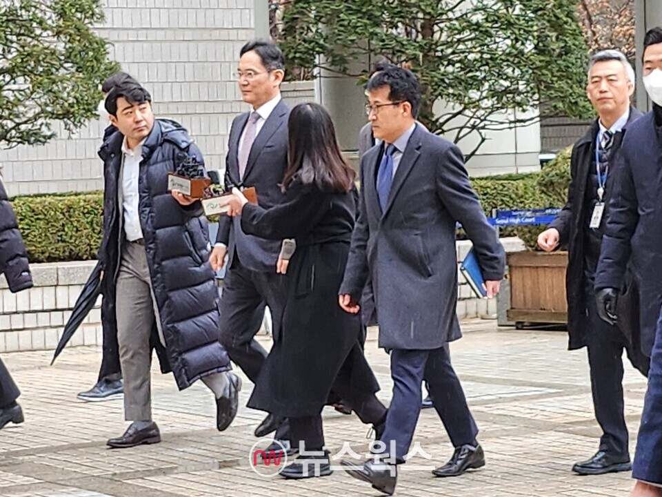 ​​이재용 삼성전자 회장이 5일 1심 판결을 위해 서울 서초구 서울중앙지방법원에 들어서고 있다. (사진=채윤정 기자)