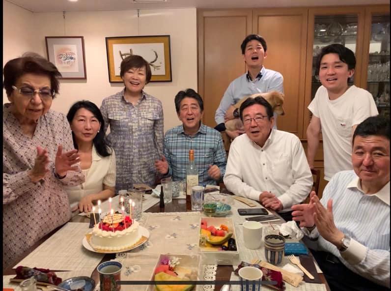 지난 2022년 6월 아베 요코(왼쪽) 여사의 94번째 생일잔치의 모습. 생전의 아베 신조(가운데) 전 일본 총리도 함께 하고 있다. (출처=아베 신조 페이스북)