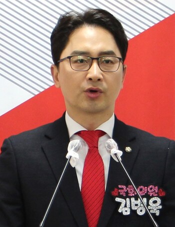 김병욱 국회의원이 2일 5일 포항시청 브리핑룸에서 기자회견을 열고 제22대 총선 출마를 공식 선언하고 있다. (사진제공=김병욱 의원실)