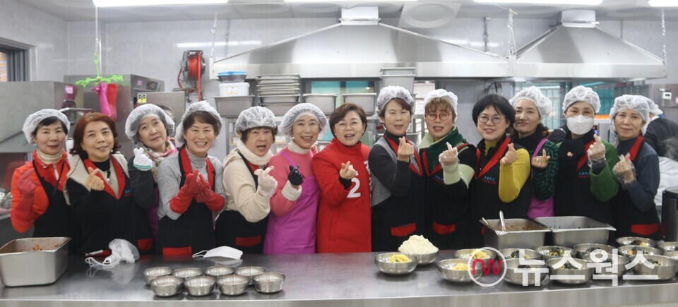 김정재(가운데) 국회의원이 2일 창포사회복지관에 배식봉사을 하고 있다. (사진제공=김정재 의원실)