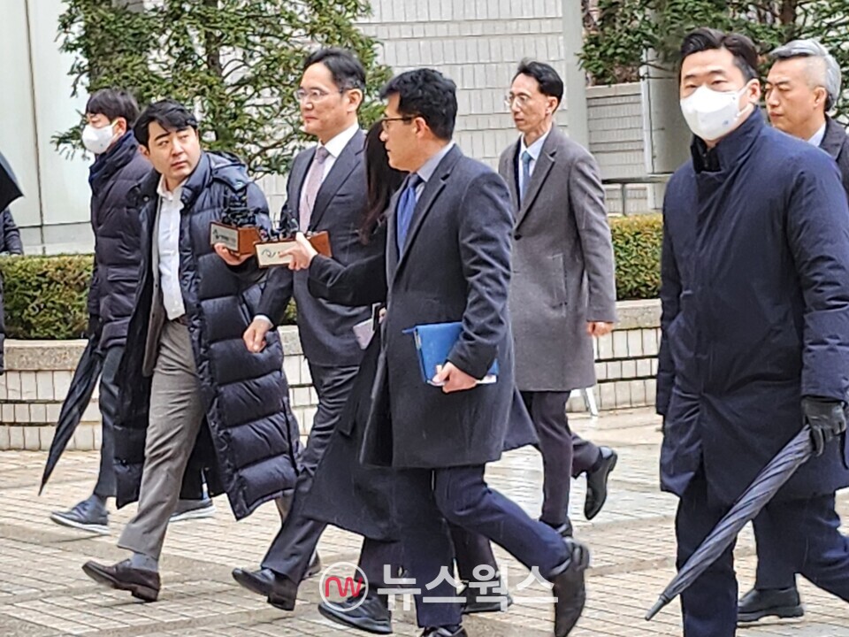 이재용 회장이 5일 1심 판결을 위해 서울 서초구 서울중앙지방법원에 들어서고 있다. (사진=채윤정 기자)