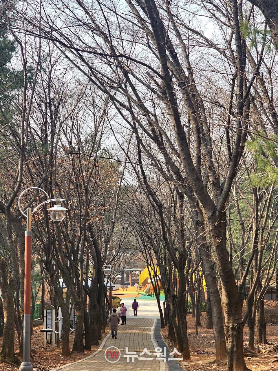 어린이놀이터가 정비된 고리울가로공원에서 시민들이 산책을 즐기고 있다. (사진제공=용인시)
