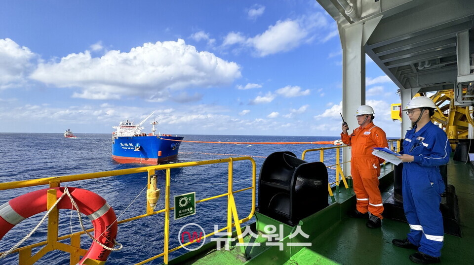 SK어스온이 지난해 11월 21일 남중국해 북동부 해상에 위치한 17/03 광구에서 생산한 원유를 수상·수중 호스를 통해 유조선에 선적하고 있다. (사진제공=SK이노베이션)