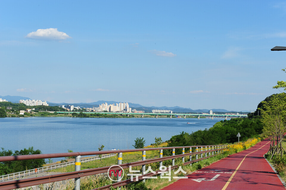 여주시 관내 남한강변에 자전거 도로가 조성되어 있다. (사진제공=여주시)