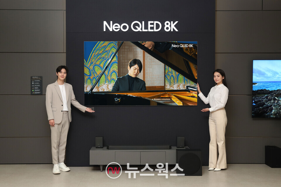 삼성전자 모델들이 삼성스토어 대치점에서 Neo QLED 8K TV로 파이니스트 조성진의 8K 라이브 연주 영상을 감상하고 있다. (사진제공=삼성전자)