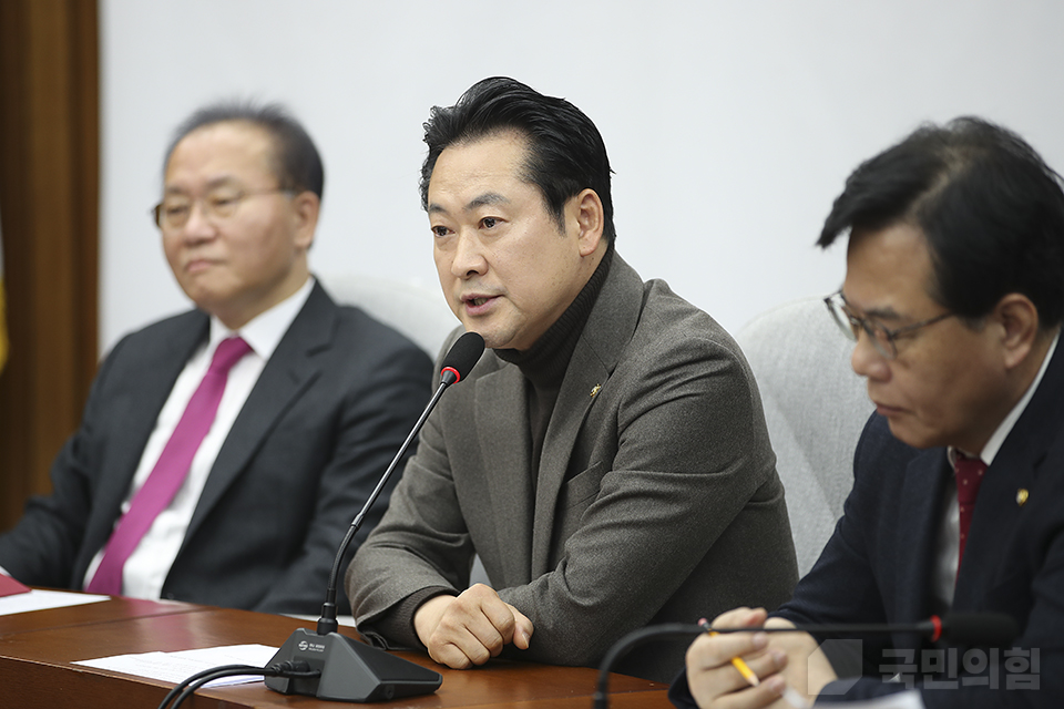 장동혁(왼쪽 두 번째) 국민의힘 사무총장이 지난 6일 국회에서 열린 원내대책회의에서 발언하고 있다. (사진제공=국민의힘)