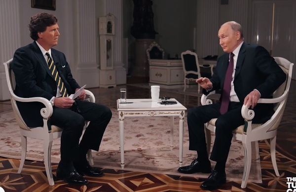 블라디미르 푸틴 러시아 대통령(오른쪽)이 6일 러시아 모스크바에서 터커 칼슨 전 폭스뉴스 앵커와의 인터뷰를 진행하고 있다. (출처=터커 칼슨 엑스)