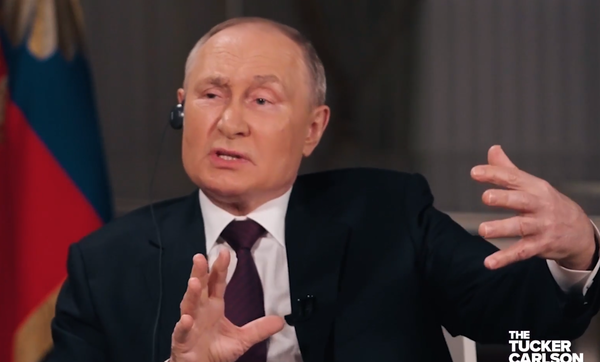 블라디미르 푸틴 러시아 대통령이 6일 러시아 모스크바에서 터커 칼슨 전 폭스뉴스 앵커와의 인터뷰를 진행하고 있다. (출처=터커 칼슨 엑스)