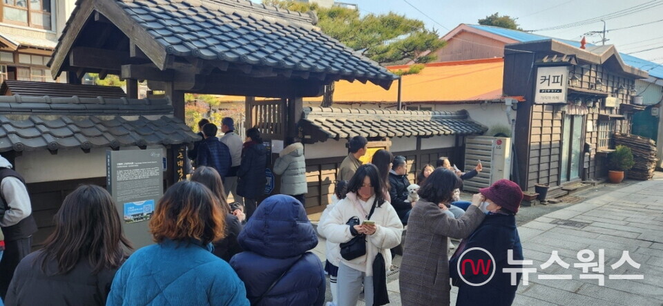 설 연휴를 맞아 관광객들로 붐비는 구룡포근대역사관. (사진제공=포항시)