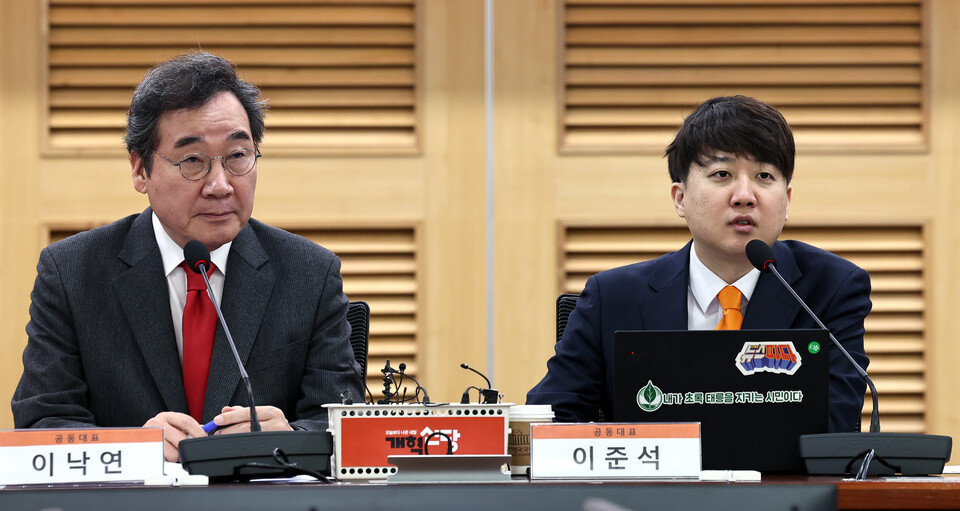이준석(오른쪽) 개혁신당 공동대표가 지난 14일 국회에서 열린 최고위원회의에서 모두발언을 하고 있다. (사진=뉴스1)