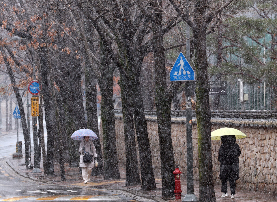 전국 대부분 지역에 비나 눈이 내린 지난 15일 오후 서울 중구 정동길을 지나는 시민들이 몰아치는 눈보라 속에 발걸음을 재촉하고 있다. (사진=뉴스1)
