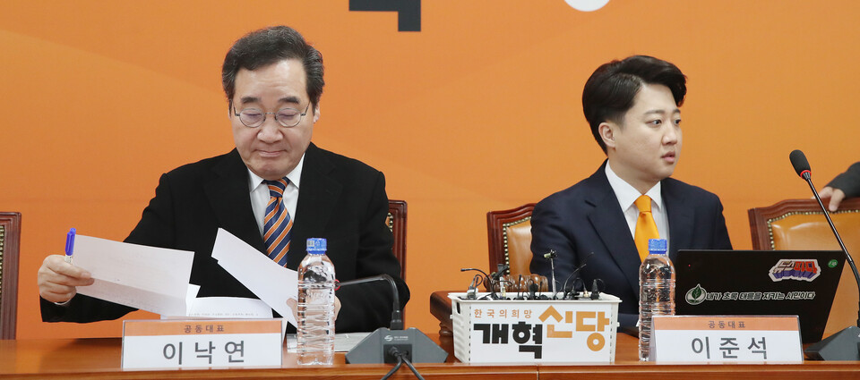 이낙연(왼쪽)·이준석 개혁신당 공동대표가 19일 국회에서 열린 개혁신당 최고위원회의에 참석해 자리에 앉아 있다. (사진=뉴스1)