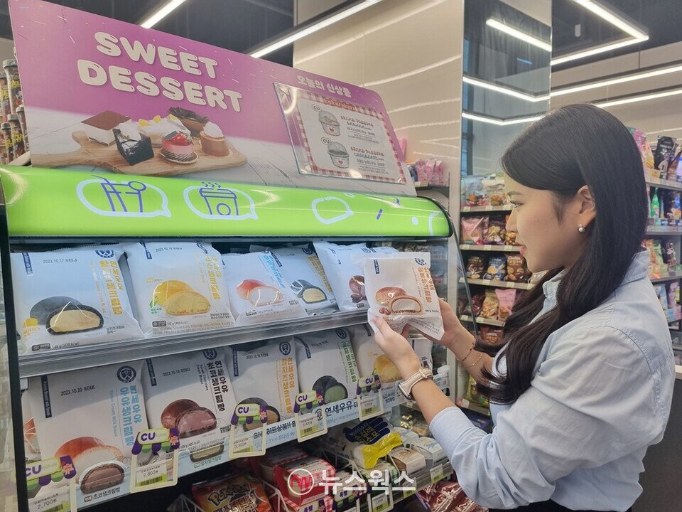 편의점 CU에서 한 소비자가 연세우유 크림빵을 구매하고 있다. (사진제공=BGF리테일)