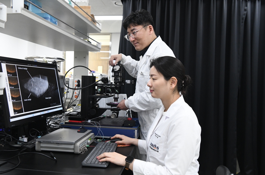 KRISS 연구진이 현미경 장비를 이용해 돔형 세포외기질의 나노물질 투과도를 관찰하고 있다. (사진제공=KRISS)