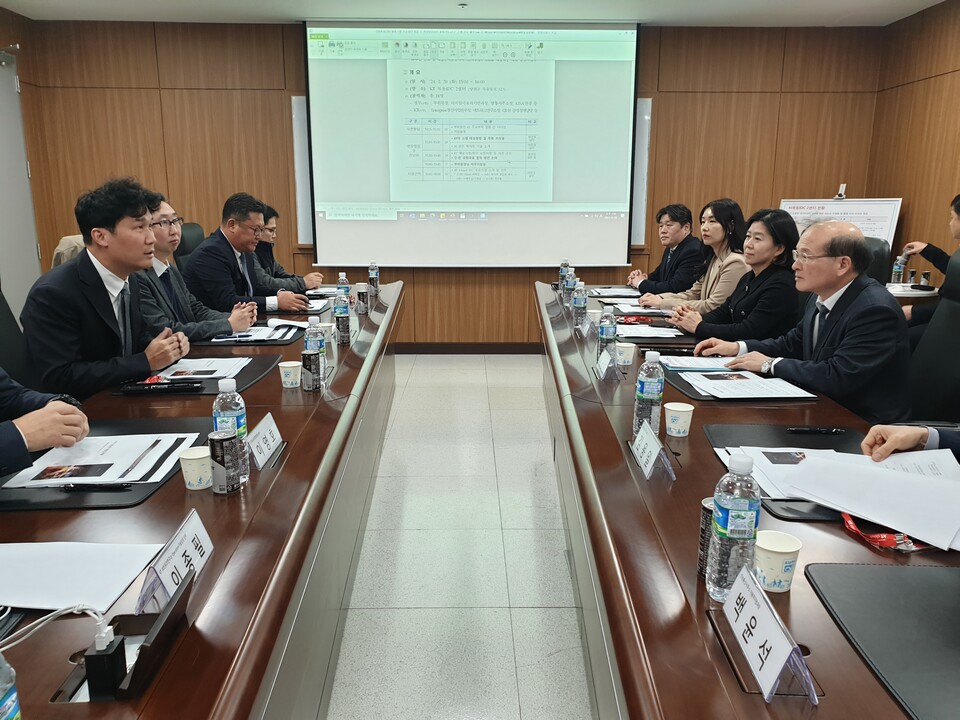이상인(오른쪽) 방통위 부위원장이 KT 서울 목동 IDC센터를 방문해 불법스팸 대응 상황을 점검하고 있다. (사진제공=방통위)
