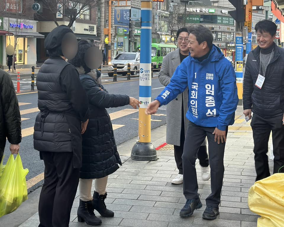 임종석 전 대통령 비서실장이 서울 성동구 지역을 돌면서 주민들에게 인사하고 있다. (출처=임종석 페이스북)