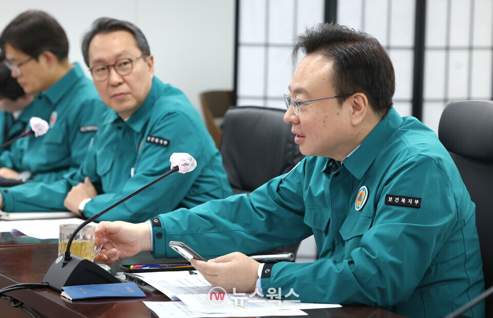 조규홍 보건복지부 장관이 지난 14일 의사 집단행동 관련 중앙사고수습본부 회의를 주재하고 있다.(사진제공=보건복지부)