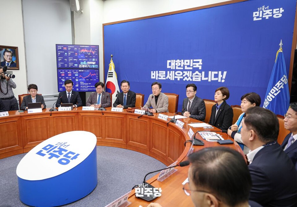 이재명(왼쪽 다섯 번째) 민주당 대표가 19일 국회에서 열린 '최고위원회의'에서 발언하고 있다. (사진제공=더불어민주당)