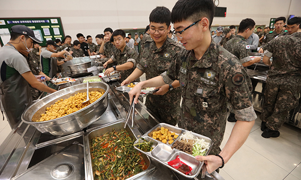 군 장병들이 자율급식 배식을 하고 있다. (출처=대한민국 정책브리핑)