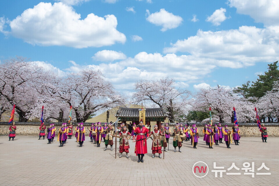 신라고취대가 지난해 3월 벚꽃시즌을 맞아 분황사에서 야외 특별공연을 펼치고 있다. (사진제공=경주시)