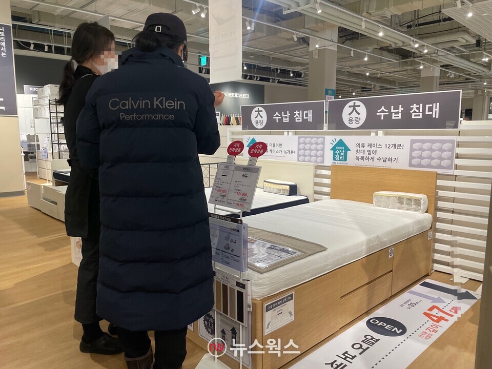 니토리 2호점을 찾은 한 소비자가 대용량 수납 침대를 구매하고 있다. (사진=김다혜 기자)
