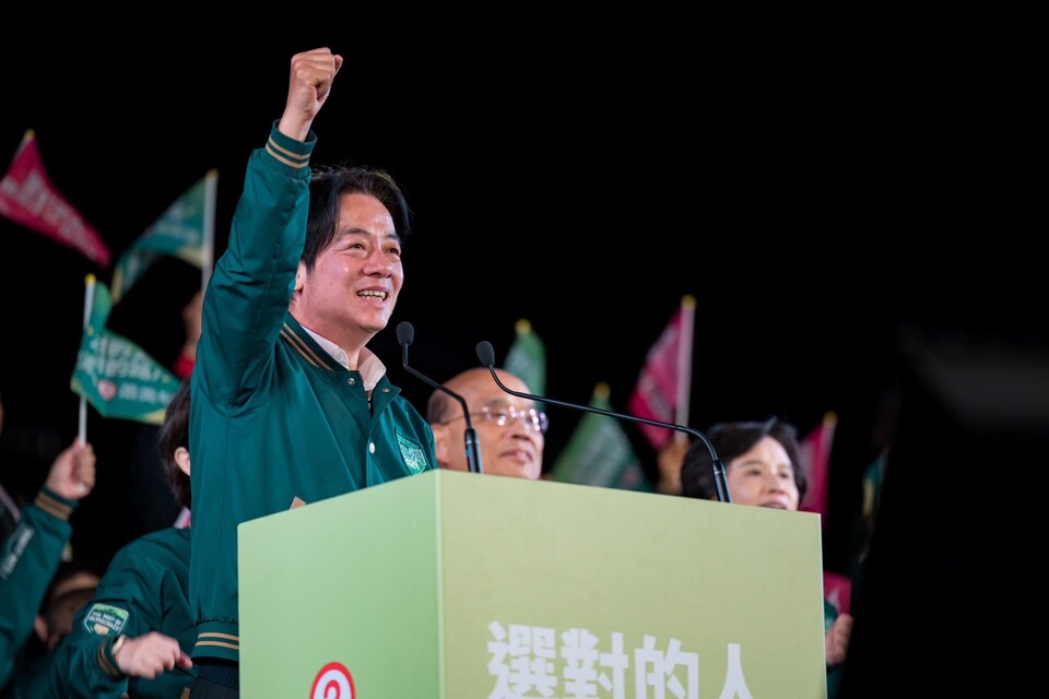 라이칭더 대만 총통 당선인이 지난 1월 13일(현지시간) 타이베이 민진당사 밖에서 열린 선거 승리 집회에 참석해 지지자들에게 손을 흔들고 있다. (출처=라이칭더 페이스북)