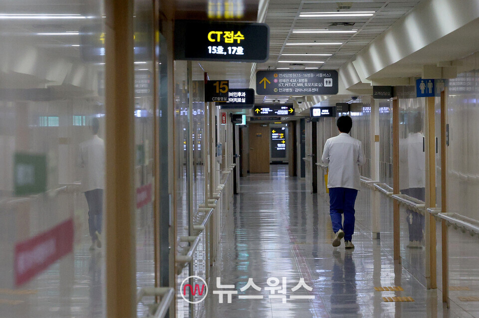 의대증원에 반발한 전공의들의 진료 거부 이후 첫 주말을 맞은 24일 오전 서울의 한 대학병원에서 의료진이 이동하고 있다. (사진=뉴스1)