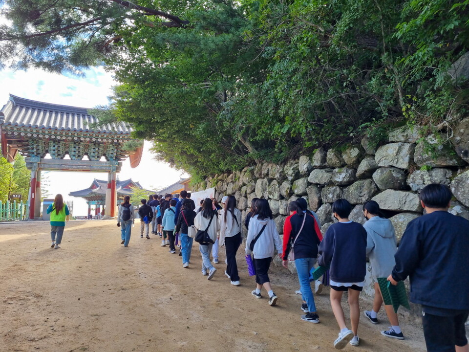 가을철 수학여행단이 석굴암으로 걸어가고 있다. (사진제공=경주시)