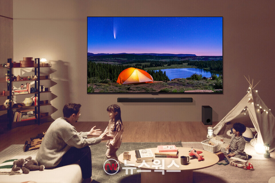 LG전자 모델들이 2024년형 LG QNED TV로 영상 콘텐츠를 즐기고 있다. (사진제공=LG전자)