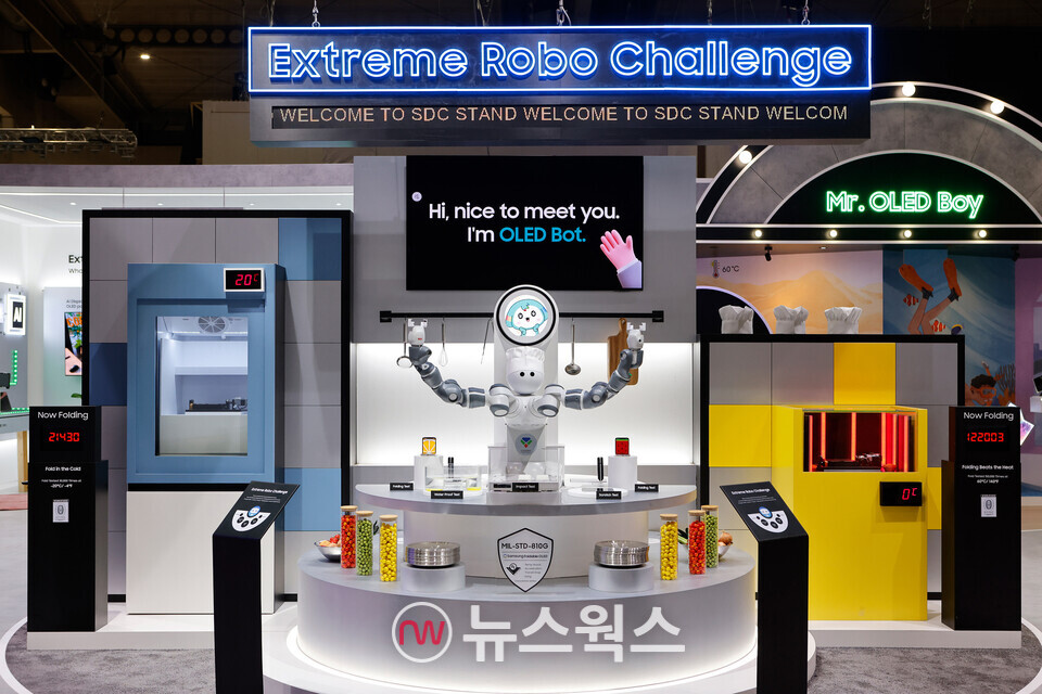 'MWC 2024' 삼성디스플레이 부스에서 로봇이 직접 패널의 내구성을 테스트하는 모습. (사진제공=삼성디스플레이)