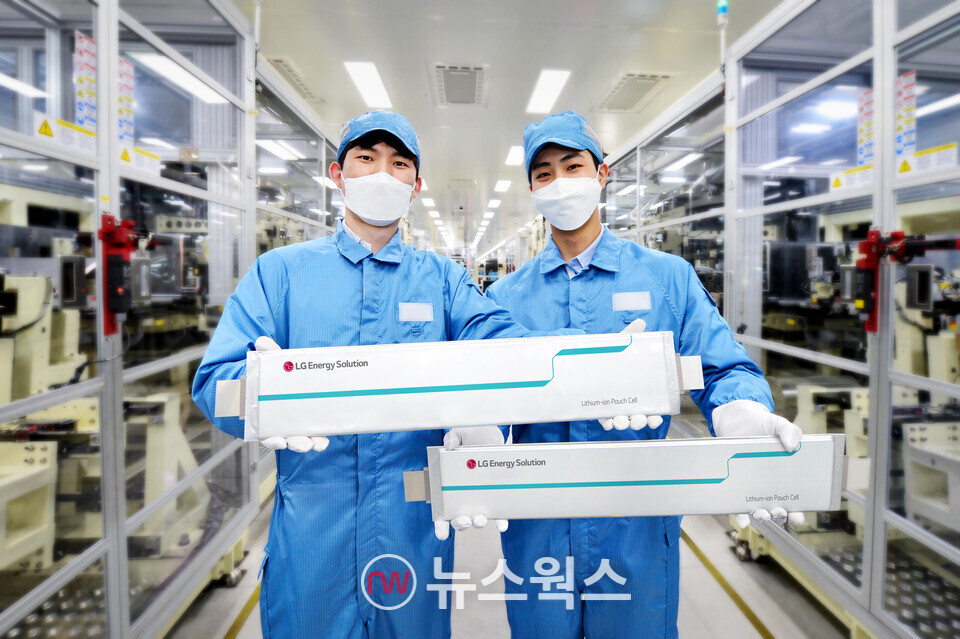 LG에너지솔루션 오창공장에서 직원들이 LG에너지솔루션이 개발한 롱-셀 배터리를 선보이고 있다. (사진제공=LG에너지솔루션)