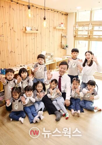 김성제 시장이 관내 왕곡어린이집 원아들과 함께 하고 있다. (사진제공=의왕시)