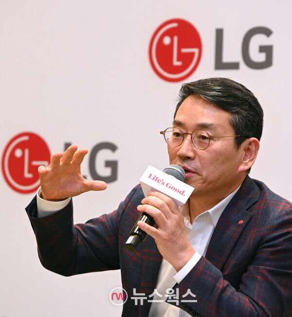LG전자 조주완 CEO가 최근 개최된 기자간담회에서 사업 전략을 소개하고 있다. (사진제공=LG전자)