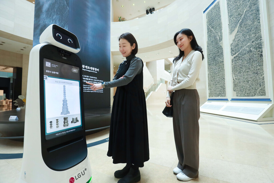 LG유플러스 모델들이 국립중앙박물관에서 U+안내로봇의 설명을 듣고 있다.(사진제공=LG유플러스)