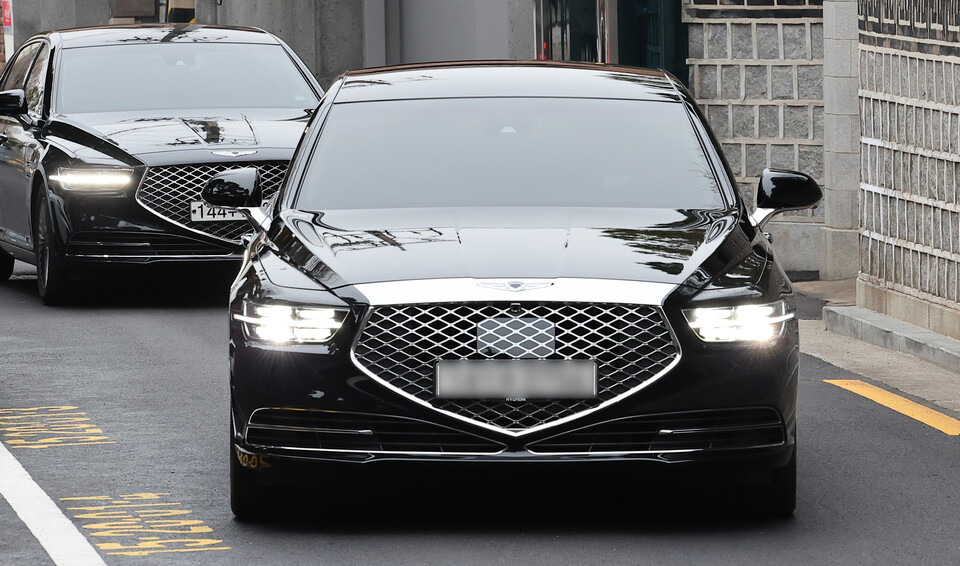 이재용 삼성전자 회장이 탑승한 차량이 마크 저커버그 메타 CEO와 저녁 만찬을 하기 위해 28일 서울 용산구 한남동 승지원에 들어서고 있다. (사진=뉴스1)