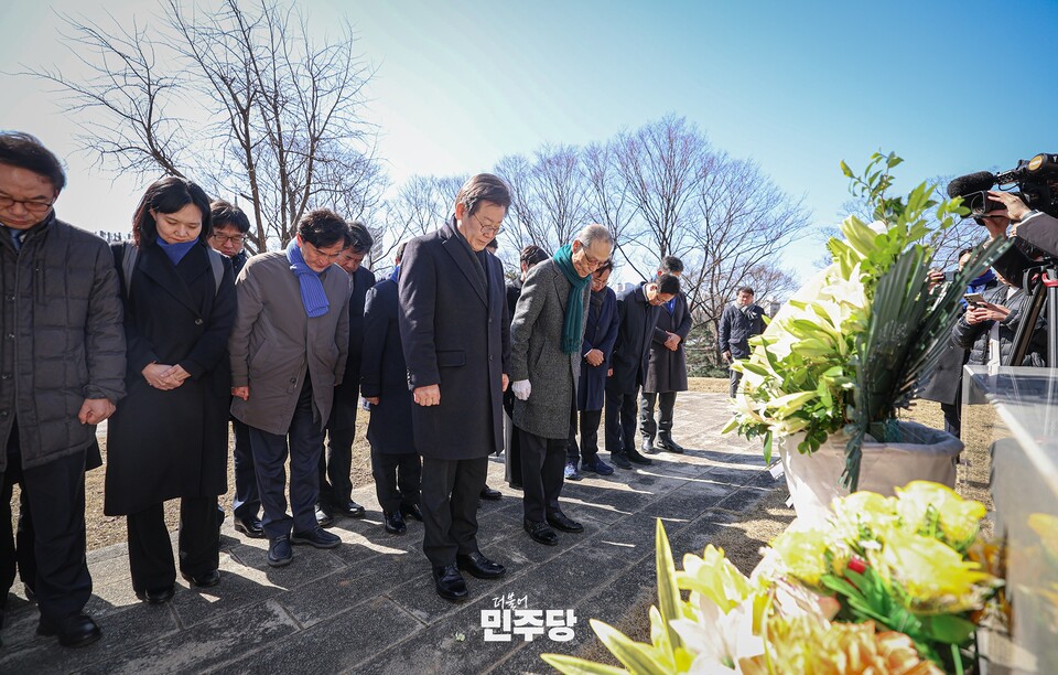 이재명 더불어민주당 대표가 1일 서울 용산구 효창공원에서 애국지사 묘역을 참배하고 있다. (출처=더불어민주당 홈페이지)