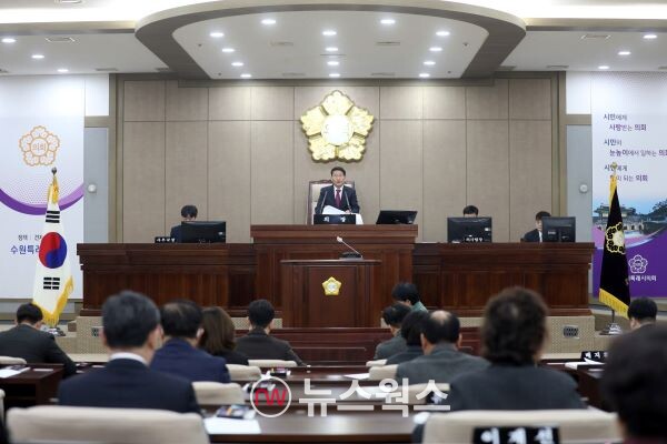 김기정 의장이 임시회 폐회를 선언하고 있다. (사진제공=수원시의회)