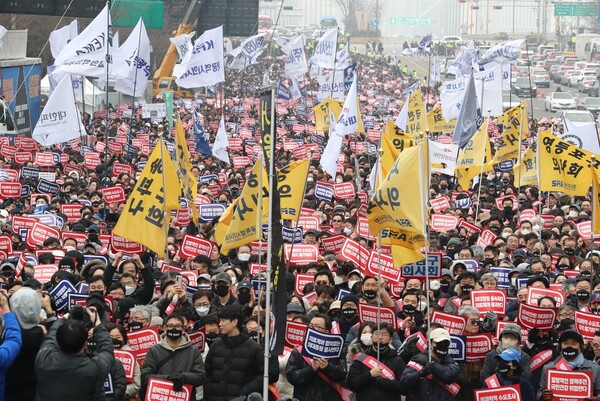 지난 3일 서울 영등포구 여의대로에서 열린 '의대정원 증원 및 필수의료 패키지 저지를 위한 전국 의사 총궐기 대회'에서 참석자들이 손팻말을 들고 있다. (사진=뉴스1)