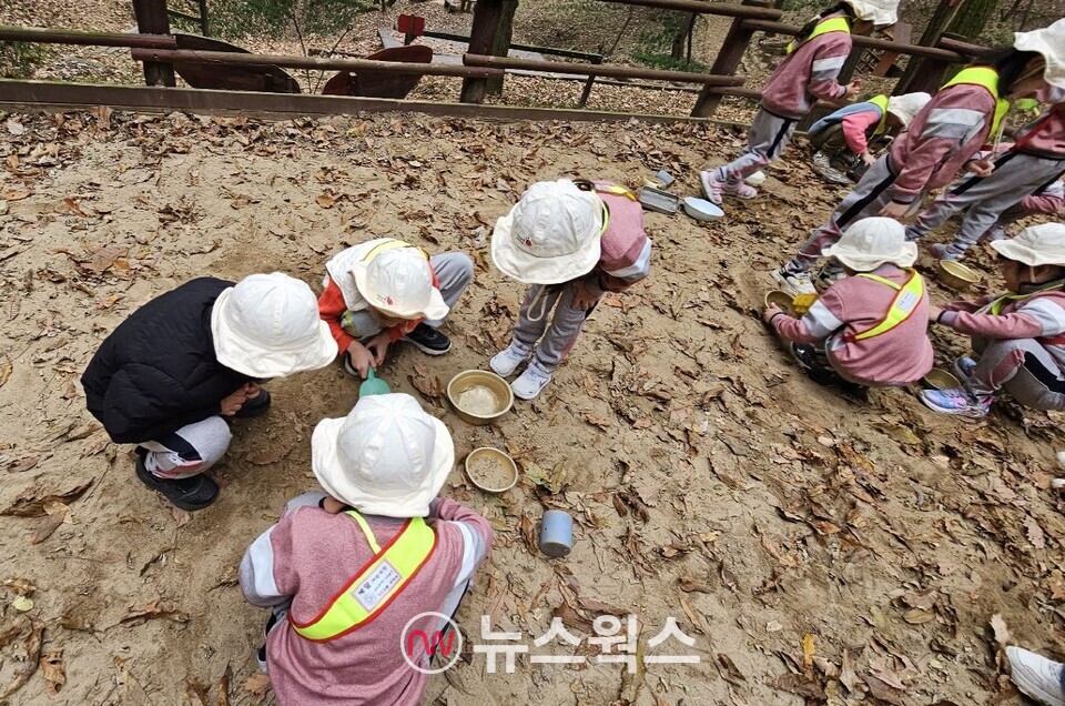 시흥시 아이들이 조남숲체험장에서 운영하는 숲체험 프로그램에 참여하고 있다. (사진제공=시흥시)