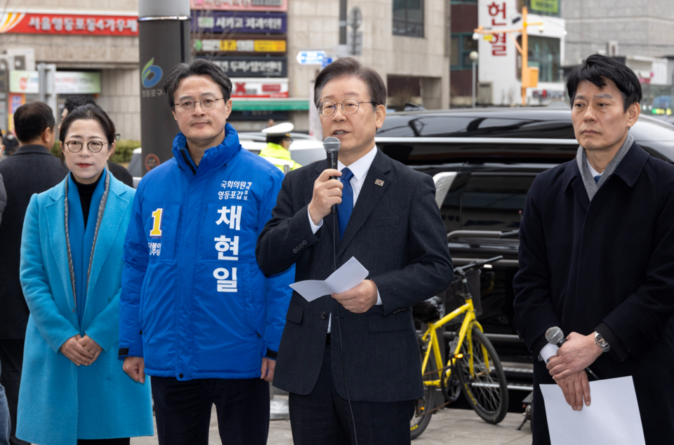 이재명(왼쪽 세 번째) 더불어민주당 대표가 5일 서울 영등포역 앞에서 긴급 기자회견을 하고 있다. (사진=뉴스1)