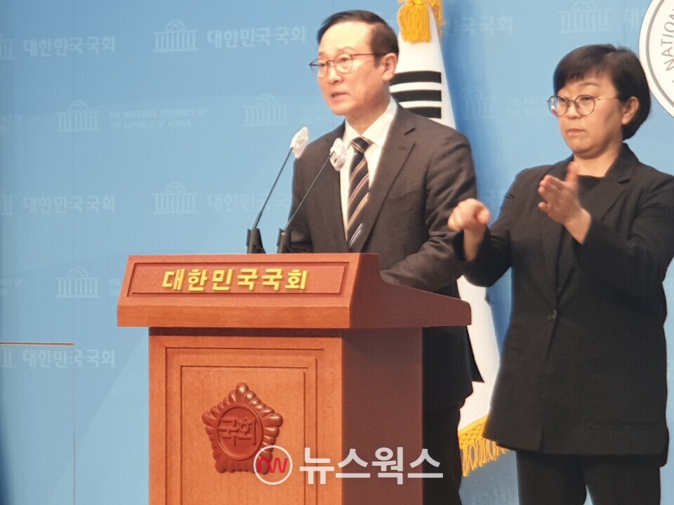 홍영표 민주당 의원이 6일 국회소통관 기자회견을 통해 민주당 탈당을 선언하고 있다. (사진=원성훈 기자)