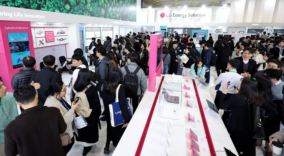 6일 오후 서울 강남구 코엑스에서 열린 인터배터리 2024에 참가한 LG 에너지솔루션 부스를 찾은 관람객들이 전시물을 살펴보고 있다. (사진=뉴스1)