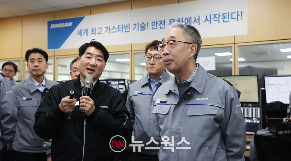 박지원(오른쪽) 두산에너빌리티 회장이 초대형 가스터빈 정격부하(FSFL) 성능시험 현장을 살펴보고 있다. (사진제공=두산에너빌리티)
