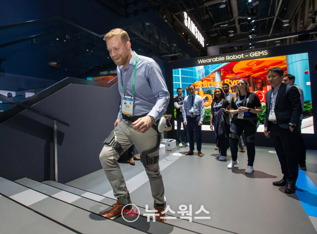 지난 2020년 1월 개최한 CES 2020에서 삼성전자가 웨어러블 보행보조로봇을 시연하고 있다. (사진제공=삼성전자)