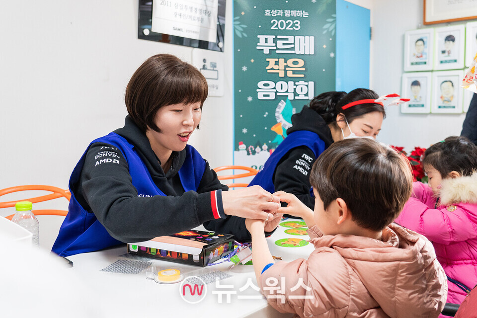 효성은 지난해 12월 서울시 종로구 푸르메센터에서 장애 어린이 청소년 가족과 지역주민을 초대해 '2023 푸르메 작은 음악회'를 개최했다. (사진제공=효성)