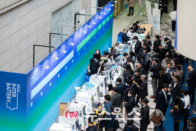 지난 6일부터 서울 강남 코엑스에서 개최된 '인터배터리 2024'에 총 12만명에 달하는 관람객이 찾은 것으로 잠정 집계되면서  K배터리에 대한 관심도를 증명했다. (사진제공=한국배터리산업협회)
