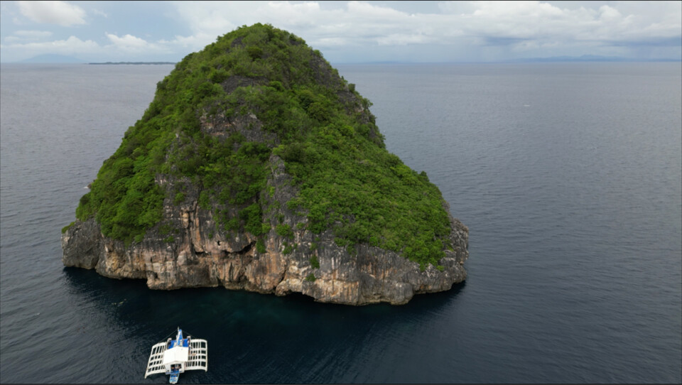 드론으로 촬영한 가토 섬 전경. 이 작은 바위섬은 웅크리고 있는 고양이를 닮았다고 한다. (사진=곽상희 강사)