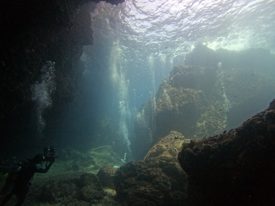 가토 섬 동굴을 빠져나오면 만나게 되는 밝은 빛과 다이버의 공기방울이 만들어 내는 아름다운 장면을 만날 수 있다. (사진=곽상희 강사)