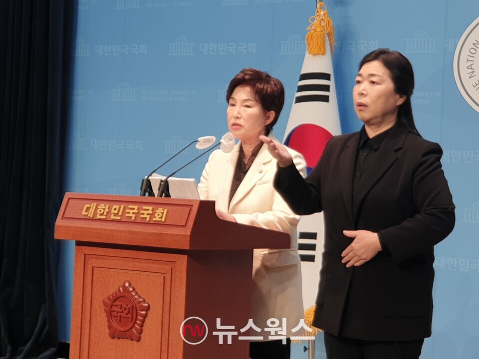 전혜숙 민주당 의원이 11일 국회소통관 기자회견을 통해 민주당 탈당을 선언하고 있다. (사진=원성훈 기자)